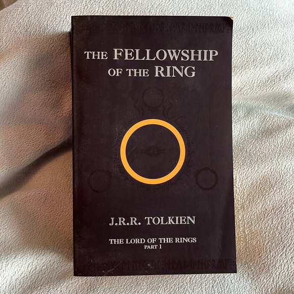 2 Novels: J.R.R. Tolkien The Hobbit and The Lord of the Rings Part 1 - Picture 2 of 5